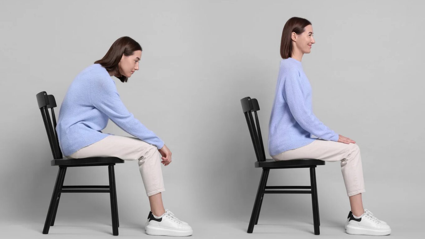 Frau sitzt am Stuhl in gebückter Haltung