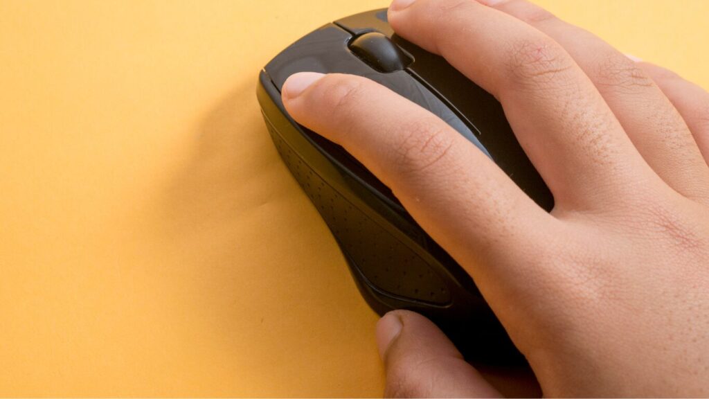Hand auf Büromaus